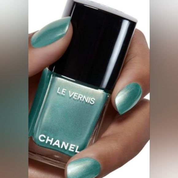Other - Chanel Le Vernis Radiant Verde